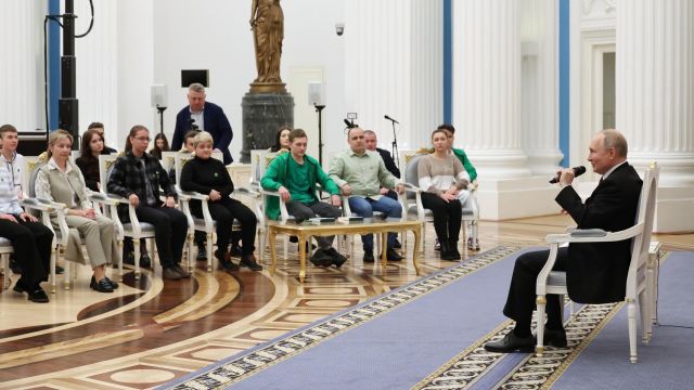 Президент РФ Владимир Путин проводит встречу в Кремле с победителями и наставниками Всероссийского чемпионата по профессиональному мастерству "Профессионалы"