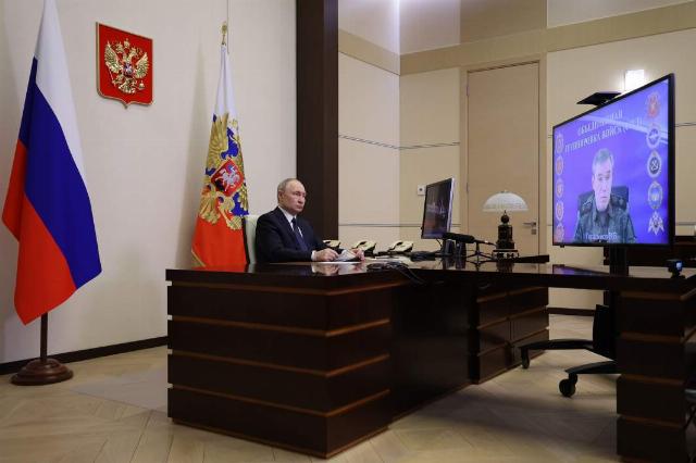 Президент РФ Владимир Путин в режиме видеоконференции проводит встречу с начальником Генерального штаба Вооруженных сил РФ Валерием Герасимовым по Курской области. Валерий Герасимов докладывает президенту об освобождении Курской области от украинских формирований