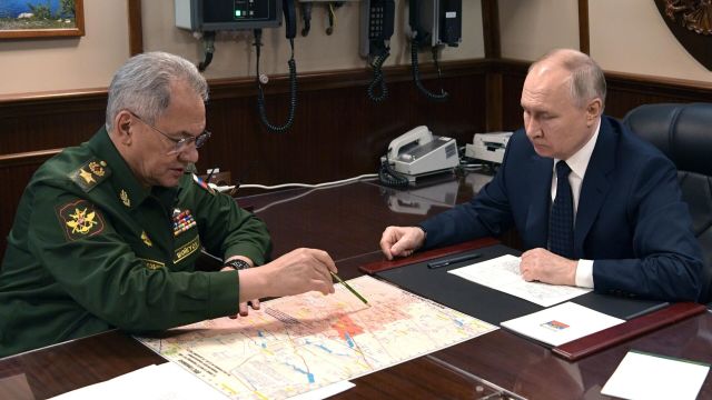 Президент РФ Владимир Путин во время доклада министра обороны РФ Сергея Шойгу