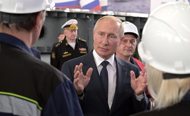 Президент РФ Владимир Путин во время общения с сотрудниками судостроительного завода "Залив" в Керчи