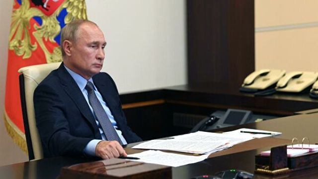 Президент РФ Владимир Путин во время встречи в режиме видеоконференции с временно исполняющим обязанности губернатора Архангельской области Александром Цыбульским