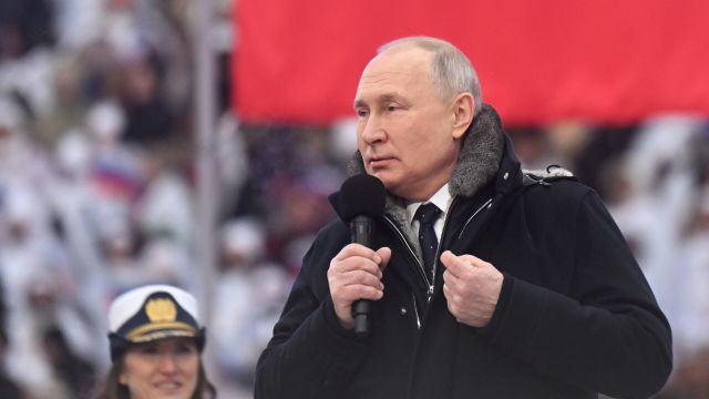 Президент РФ Владимир Путин выступает на митинге-концерте "Слава защитникам Отечества!"