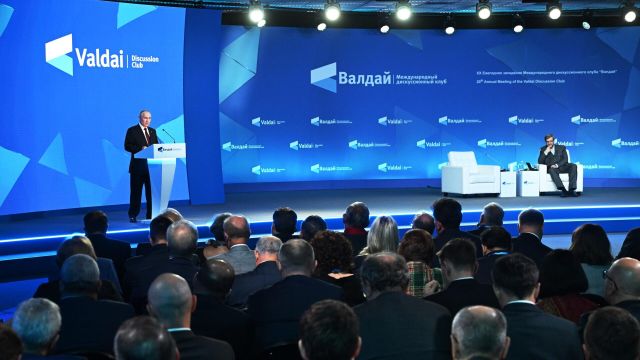 Президент РФ Владимир Путин выступает на пленарной сессии XX Ежегодного заседания Международного дискуссионного клуба "Валдай"