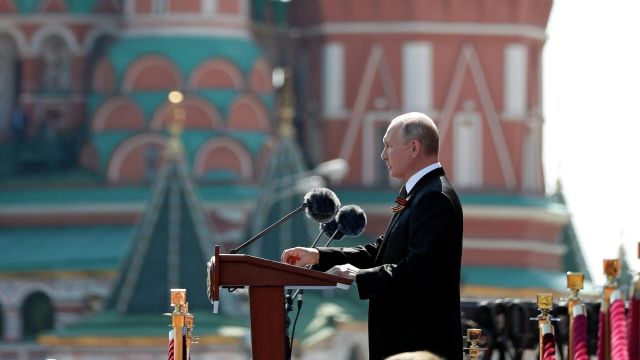 Президент России - верховный главнокомандующий вооруженными силами РФ Владимир Путин выступает во время военного парада на Красной площади в Москве