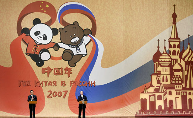 Президент России Владимир Путин и китайский лидер Ху Цзиньтао на церемонии открытия года Китая в России в Москве