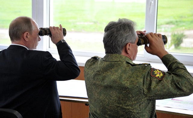 Президент России Владимир Путин и министр обороны РФ Сергей Шойгу наблюдают за военными ученииями на забайкальском полигоне