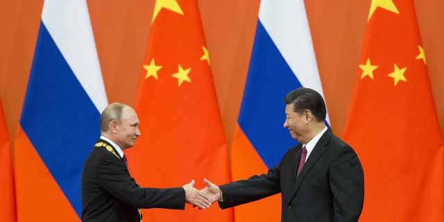 Президент России Владимир Путин и председатель КНР Си Цзиньпин в Пекине