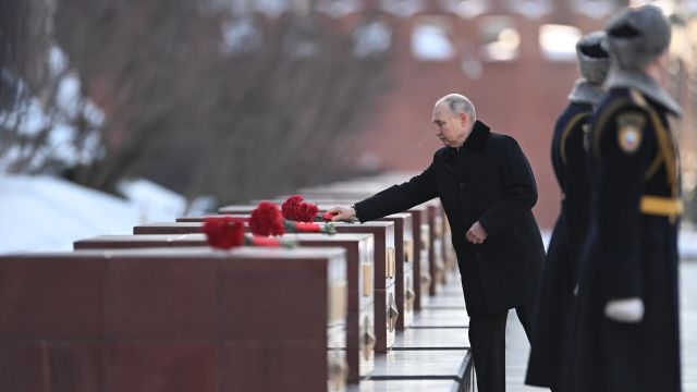 Президент России Владимир Путин на церемонии возложения цветов в Александровском саду у Кремлевской стены в День защитника Отечества