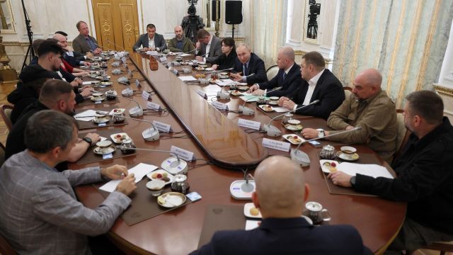 Президент России Владимир Путин на встрече с военными корреспондентами