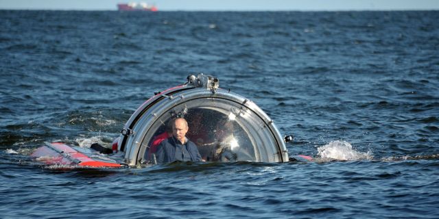 Президент России Владимир Путин после погружения на подводном аппарате «Си-эксплорер-5»