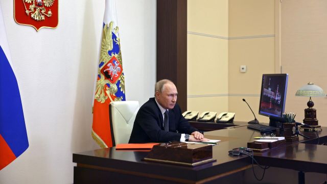 Президент России Владимир Путин проводит оперативное совещание с постоянными членами Совета безопасности
