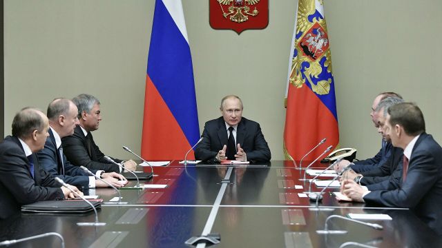 Президент России Владимир Путин проводит совещание с постоянными членами Совета безопасности