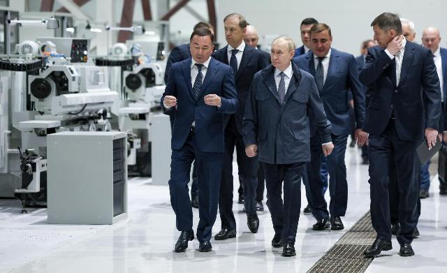 Президент России Владимир Путин во время осмотра территории ПАО "Мотовилихинские заводы" в Перми