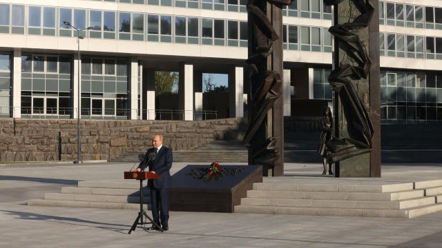 Президент России Владимир Путин выступает у памятника "Отечество, доблесть, честь"