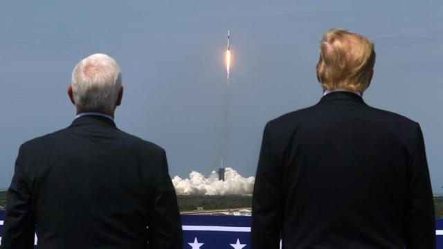 Президент США Дональд Трамп и вице-президент США Майк Пенс наблюдают за запуском Falcon 9