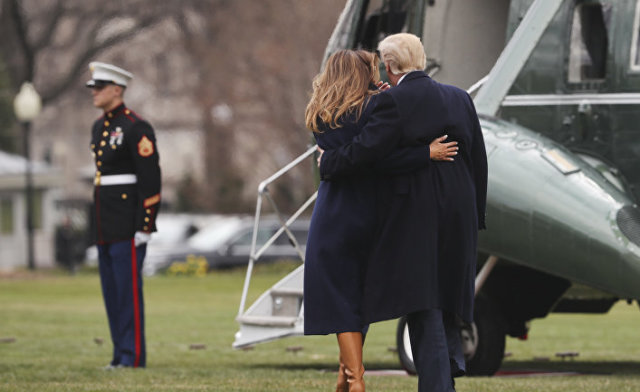 Президент США Дональд Трамп поддерживает супругу Меланию по пути к вертолету у Белого дома, Вашингтон