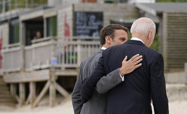 Президент США Джо Байден беседует с президентом Франции Эммануэлем Макроном