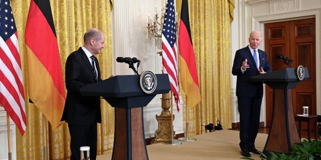 Президент США Джо Байден и канцлер Германии Олаф Шольц во время совместной пресс-конференции в Вашингтоне. 7 февраля 2022 года