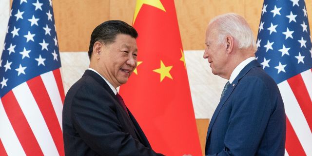 Президент США Джо Байден и председатель Китая Си Цзиньпин на полях саммита G20