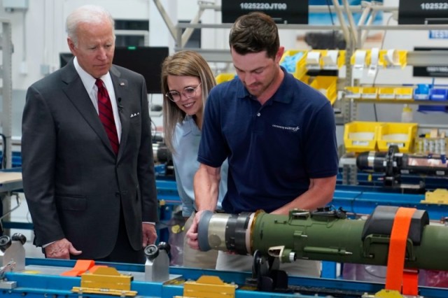Президент США Джо Байден наблюдает за сборкой Javelin на заводе Lockheed в округе Пайк