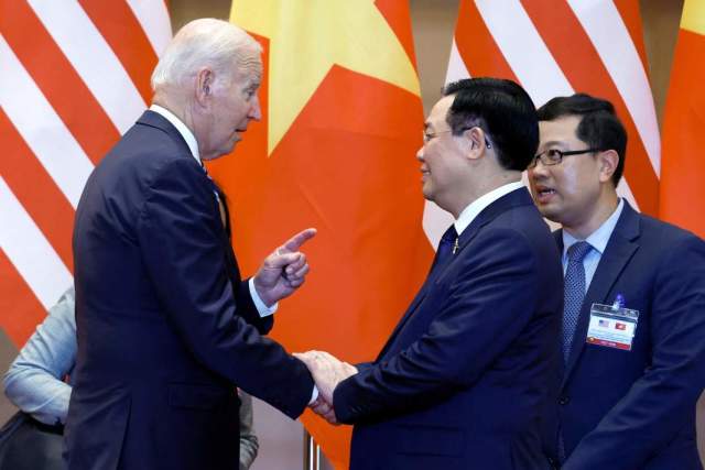 Президент США Джо Байден пожимает руку председателю Национальной ассамблеи Вьетнама Выонгу Динь Хюэ