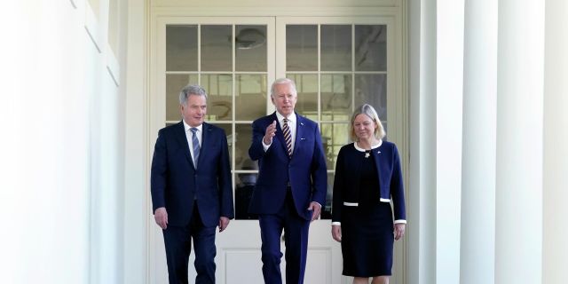 Президент США Джо Байден, президент Финляндии Саули Ниистё и примьер-министр Швеции Магдалена Андерссон в Белом доме