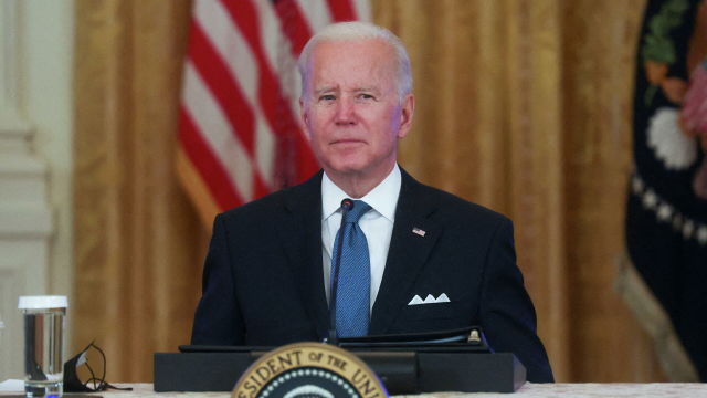 Президент США Джо Байден слушает вопрос журналиста FoxNews Питера Дуси