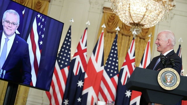 Президент США Джо Байден во время переговоров с премьер-министром Австралии Скоттом Моррисоном в Белом доме в Вашингтоне