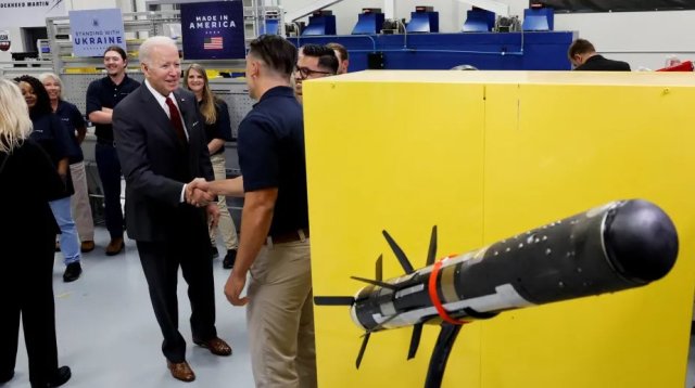 Президент США Джо Байден во время посещения завода корпорации Lockheed Martin по производству противотанкового ракетного комплекса Javelin. Троя (штат Алабама), 03.05.2022