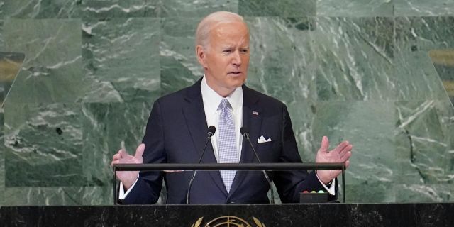 Президент США Джо Байден выступает на 77-й сессии Генеральной Ассамблеи Организации Объединенных Наций в штаб-квартире ООН в Нью-Йорке, 21 сентября 2022 года