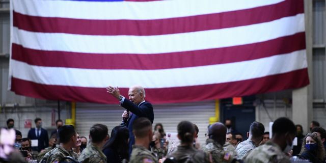 Президент США Джо Байден выступает перед солдатами в Форт-Брэгге