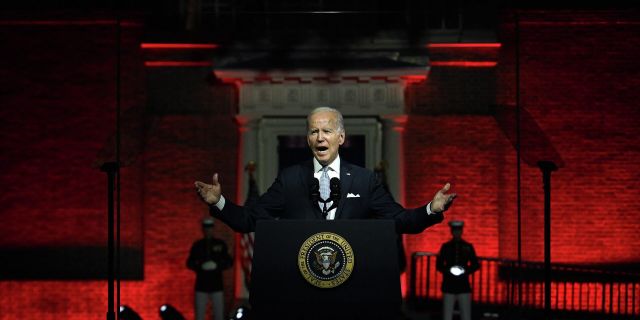 Президент США Джо Байден выступает в Филадельфии, штат Пенсильвания, 1 сентября 2022 года.