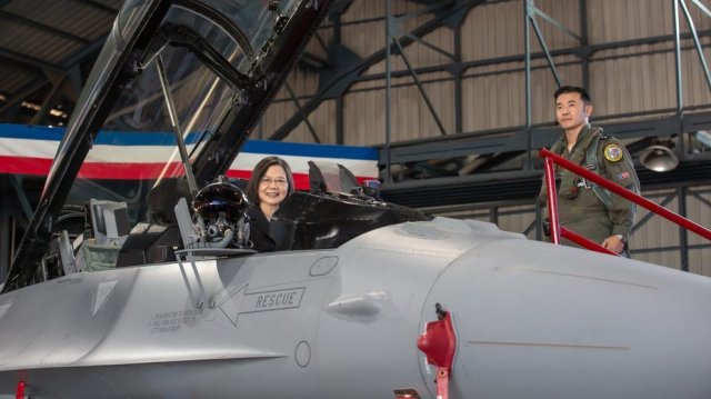 Президент Тайваня в кабине F-16V Viper