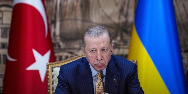 Президент Турции Реджеп Тайип Эрдоган слушает вопрос во время совместной пресс-конференции с президентом Украины Владимиром Зеленским после их встречи во дворце Долмабахче в Стамбуле, Турция, в пятницу, 8 марта 2024 года.