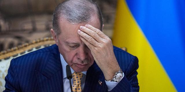 Президент Турции Реджеп Тайип Эрдоган слушает вопрос во время совместной пресс-конференции с президентом Украины Владимиром Зеленским после их встречи во дворце Долмабахче в Стамбуле, Турция, в пятницу, 8 марта 2024 года.