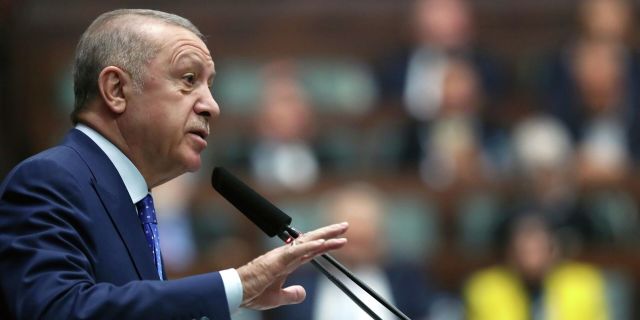 Президент Турции Реджеп Тайип Эрдоган выступает перед законодателями в Анкаре