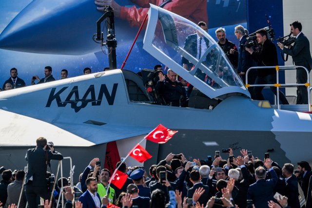 Президент Турции Реджеп Тейип Эрдоган в кабине первого опытного образца перспективного турецкого истребителя TF-X, получившего название Kaan, создаваемого при головной роли турецкого авиастроительного объединения Turkish Aerospace Industries (TAI, TUSAŞ),