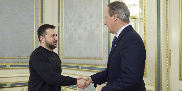 Президент Украины Владимир Зеленский и министр иностранных дел Великобритании Дэвид Кэмерон во время встречи в Киеве 16 ноября 2023 года