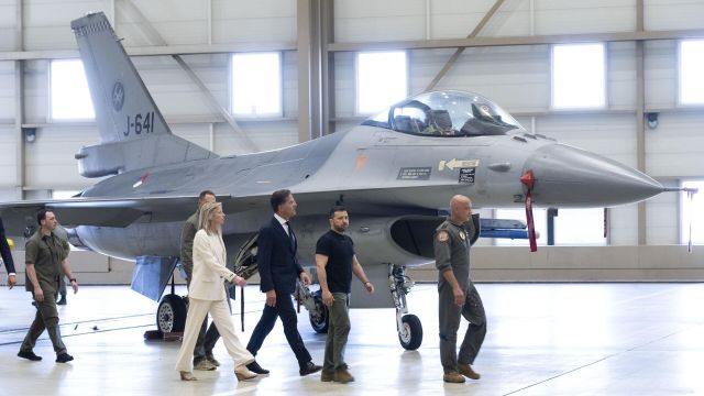 Президент Украины Владимир Зеленский и временно исполняющий обязанности премьер-министра Нидерландов Марк Рютте осматривают истребители F-16 на авиабазе Эйндховен