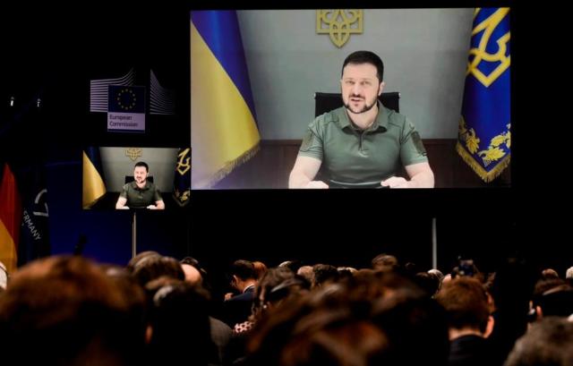 Президент Украины Владимир Зеленский (на экране)