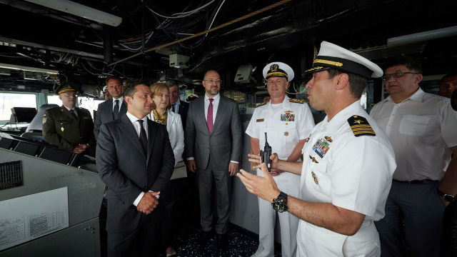 Президент Украины Владимир Зеленский посетил эсминец ВМС США Ross