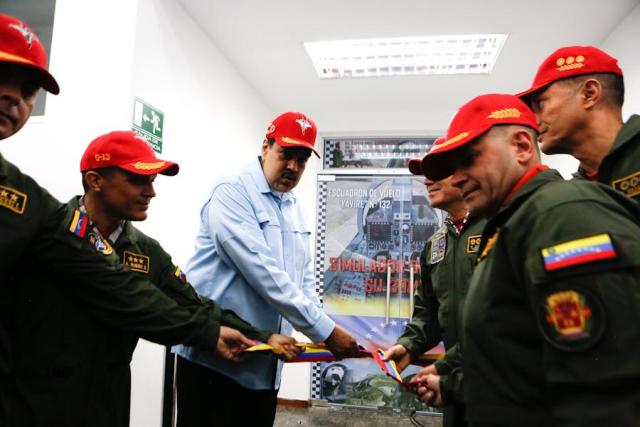 Президент Венесуэлы Николас Мадуро на церемонии открытия комплексного тренажера истребителя Су-30МК2 ВВС Венесуэлы, поставленного и смонтированного ПАО "Компания "Сухой" по контракту АО "Рособоронэкспорт". Барселона (Венесуэла), 27.11.2019