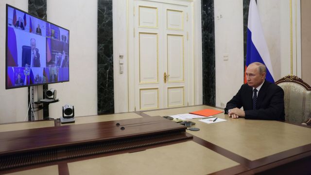 Президент Владимир Путин проводит оперативное совещание с постоянными членами Совета безопасности России