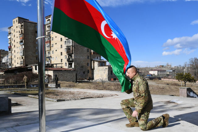Президент Азербайджана Ильхам Алиев во время посещения города Шуша, 2021 год