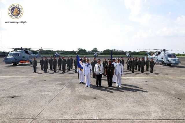 Президент Филиппин Родриго Дутерте на церемонии ввода в состав авиации ВМС Филиппин двух противолодочных вертолетов Leonardo AW159 Wildcat. Кавите, 17.09.2019