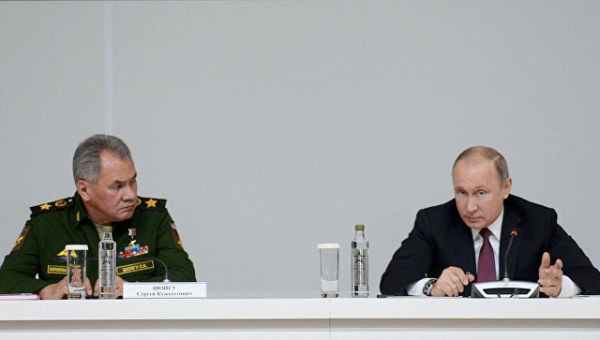 Президент РФ Владимир Путин и министр обороны Сергей Шойгу на расширенном заседании коллегии Министерства обороны. 22 декабря 2017