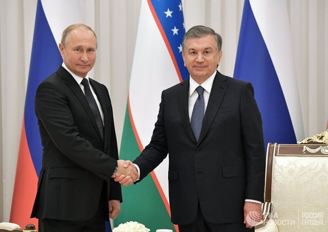 Президент РФ Владимир Путин и президент Узбекистана Шавкат Мирзиеев на церемонии официальной встречи в Ташкенте