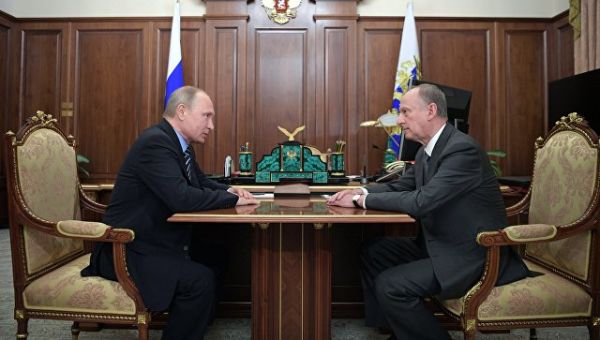 Президент РФ Владимир Путин и секретарь Совета безопасности РФ Николай Патрушев во время встречи. 5 июня 2017