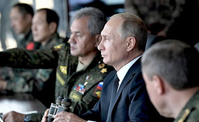 Президент РФ Владимир Путин наблюдает за ходом маневров на военных учениях "Восток-2018"
