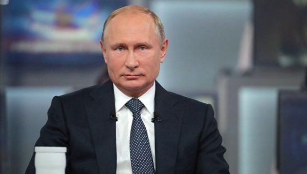 Президент РФ Владимир Путин отвечает на вопросы россиян во время ежегодной специальной программы Прямая линия с Владимиром Путиным. 7 июня 2018